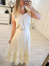 Cargar imagen en el visor de la galería, LARISSA - Set blusa y falda avena