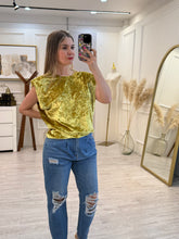 Cargar imagen en el visor de la galería, EMILIANA - Blusa velvet con hombreras