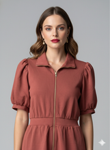 Cargar imagen en el visor de la galería, Belen
Un vestido de inspiración sport-chic en un cálido tono terracota, diseñado con un tejido de punto premium que asegura comodidad y estructura.