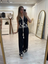 Cargar imagen en el visor de la galería, GRISELL - Set con pantalón negro estampado
