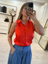 Cargar imagen en el visor de la galería, NAHIA - Blusa roja sin mangas