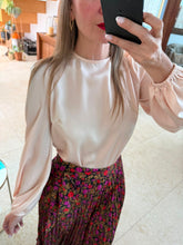Cargar imagen en el visor de la galería, GRACIELA - Blusa nude satinada manga larga