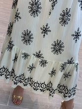 Cargar imagen en el visor de la galería, BASILIA - Maxi vestido blanco estampado