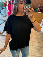 Cargar imagen en el visor de la galería, PRIMROSE - Blusa negra manga corta