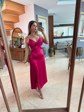 Cargar imagen en el visor de la galería, VYNETTE - Vestido fucsia satinado