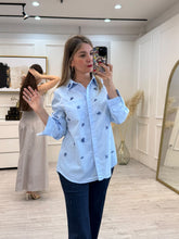 Cargar imagen en el visor de la galería, SASKIA - Camisa azul con apliques