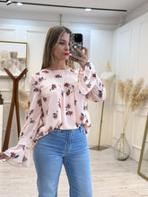 Cargar imagen en el visor de la galería, NICOLE – Blusa rosa palo floral con alforzas