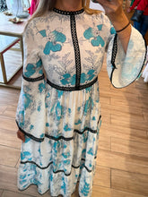 Cargar imagen en el visor de la galería, MOLLY - Maxi vestido blanco con azul estampado