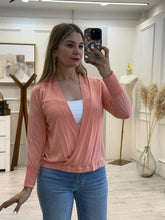 Cargar imagen en el visor de la galería, ROCIO – Blusa de punto durazno cruzada