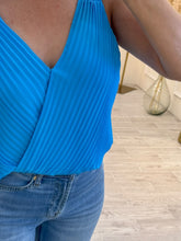 Cargar imagen en el visor de la galería, SOFIA – Blusa azul cielo plisada cruzada