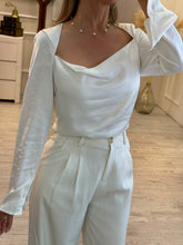 Cargar imagen en el visor de la galería, CHLOE - Blusa blanca manga larga