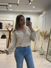 Cargar imagen en el visor de la galería, SUSANA – Blusa arena cruzada de manga larga