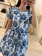 Cargar imagen en el visor de la galería, ANDIE - Vestido corto blanco con estampado azul