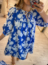 Cargar imagen en el visor de la galería, CHLOE - Vestido azul estampado