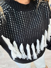 Cargar imagen en el visor de la galería, JAZMIN - Sueter negro flecos blancos