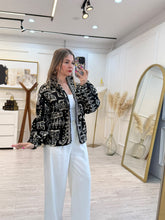 Cargar imagen en el visor de la galería, IVANNA - Chamarra estampada