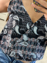 Cargar imagen en el visor de la galería, EUNOMIA – Blusa negra paisley de tirantes