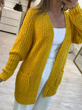 Cargar imagen en el visor de la galería, JEWEL - Cardigan amarillo