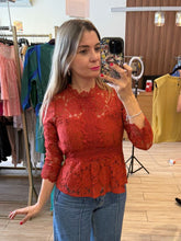 Cargar imagen en el visor de la galería, JANETTE - Blusa ladrillo