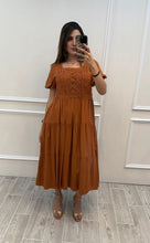 Cargar imagen en el visor de la galería, MARGOT - Maxi vestido camel