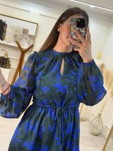 Cargar imagen en el visor de la galería, FILIRA – Maxi vestido verde oscuro con flores azules manga larga