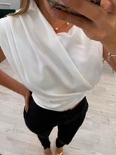 Cargar imagen en el visor de la galería, LARISA - Blusa blanca sin mangas