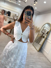 Cargar imagen en el visor de la galería, CONCORDIA – Set falda blanca bordada con olanes