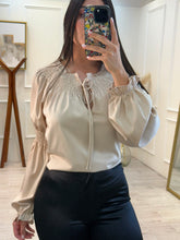 Cargar imagen en el visor de la galería, MILADY - Blusa beige