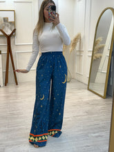 Cargar imagen en el visor de la galería, LORIEN - Pantalon azul petróleo estampado