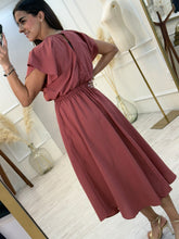 Cargar imagen en el visor de la galería, JACINTA – Vestido midi terracota con olanes