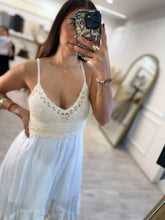 Cargar imagen en el visor de la galería, ARETUSA – Vestido midi blanco con crochet y flecos