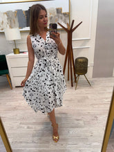 Cargar imagen en el visor de la galería, KENDRA - Vestido midi estampado hojas