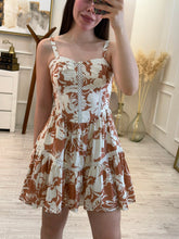 Cargar imagen en el visor de la galería, ALORA - Vestido corto café con blanco