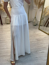 Cargar imagen en el visor de la galería, EVADNE – Maxi vestido blanco con flor al hombro