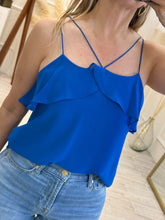 Cargar imagen en el visor de la galería, CELESTE – Blusa azul rey de gasa con tirantes cruzados