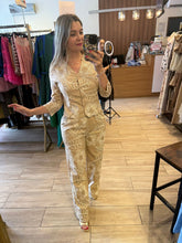 Cargar imagen en el visor de la galería, AMALIA - Set blusa y pantalón camel