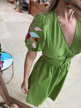 Cargar imagen en el visor de la galería, RAELYN - Vestido verde bordado mangas