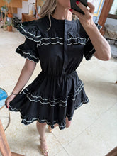 Cargar imagen en el visor de la galería, KIM - Vestido corto negro con detalles blancos