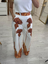 Cargar imagen en el visor de la galería, MEREDITH - Pantalon blanco estampado planta