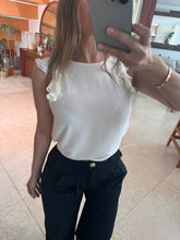 Cargar imagen en el visor de la galería, OKSANA - Blusa blanca