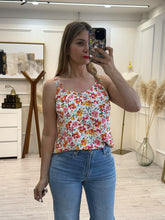 Cargar imagen en el visor de la galería, TIZIANA – Blusa de tirantes blanca con flores rojas y naranjas