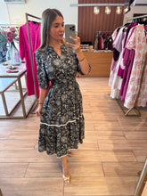 Cargar imagen en el visor de la galería, AUDRA - Maxi vestido negro estampado