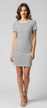 Cargar imagen en el visor de la galería, CASEY - Vestido ajustado de manga corta con patrón de rayas horizontales en blanco y negro.