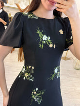 Cargar imagen en el visor de la galería, ASTREA – Maxi vestido negro con flores delicadas y abertura