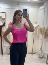 Cargar imagen en el visor de la galería, CARMEN – Blusa fucsia satinada con tirantes de olán
