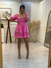 Cargar imagen en el visor de la galería, ASHBY - Vestido corto fucsia