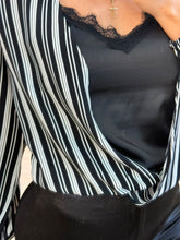 Cargar imagen en el visor de la galería, DAMARIS - Blusa rayas blanco y negro
