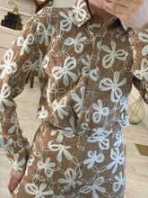 Cargar imagen en el visor de la galería, RAQUEL – Set camisa y pantalón café con moños bordados