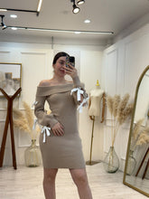 Cargar imagen en el visor de la galería, EUTERPE – Vestido midi tejido camel con moños en mangas