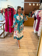 Cargar imagen en el visor de la galería, ZINNIA - Vestido midi azul estampado